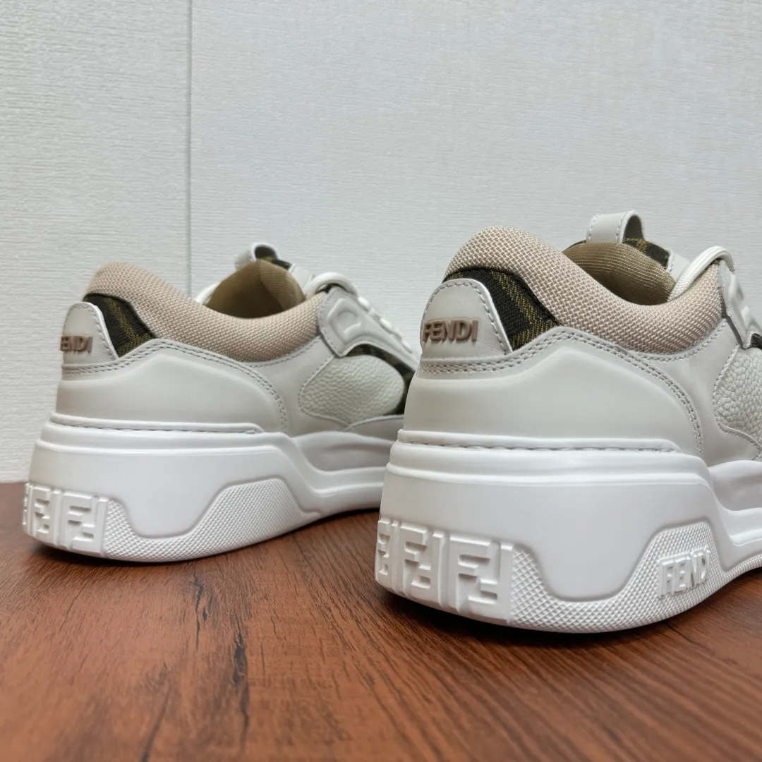 Batch 780 FENDI/FENDI Force men's sports shoes, new thick-soled lightweight lace-up low-top shoes at the counter, made of white full-grain leather and white and brown smooth leather, with padded elements. Brown FF jacquard and yellow technical fabric details. Lightweight, thick white sole with FF graphic details on the toe and heel. Main body of pebbled soft cowhide with Nappa calfskin. Contrasting color multiple composite splicing, extremely modern and youthful, webbing style lace-up hole design, multiple injection molded brand logo plastic modules on the toe, and embroidered FF logo on the side, heavy craftsmanship, full of details, super high quality control and fine workmanship! Full mesh breathable lining, ultra-light TPR foam rubber; molded outsole, lightweight and versatile, non-slip and wear-resistant! Comes with full packaging! Size: 39-40-41-42-43-44 Leather shoe size (can be customized, 38.45 cannot be returned or exchanged) Item number: 7E1728 white brown